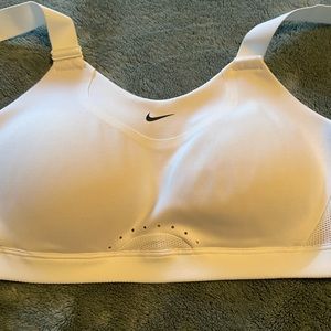 NWT Women’s White Nike Dri-Fit Padded Alpha Sports Bra Size Small (C-E Cup)